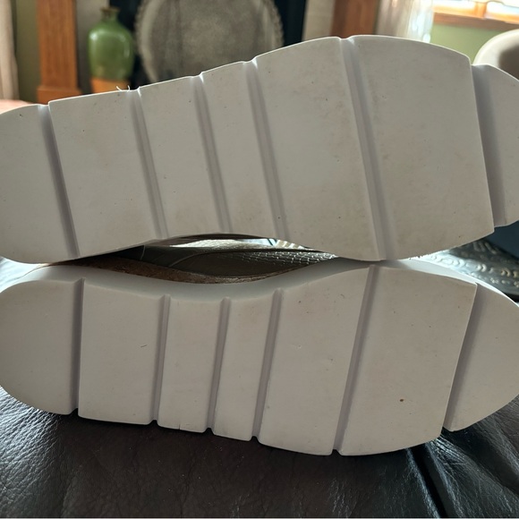 Steve Madden Croc Embossed Tan Platform Wedge Oxford Style shoes size 8 - Picture 6 of 9